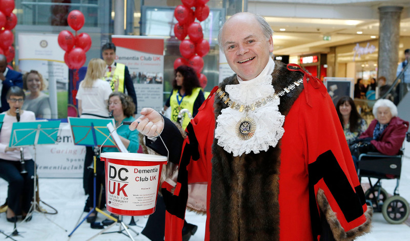 Mayor of Barnet Cllr David Longstaff helping to collect donations