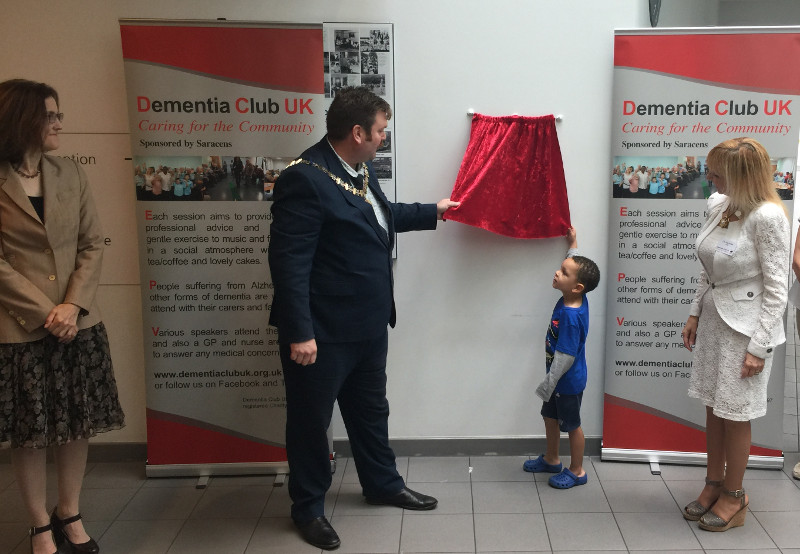 The Mayor of Barnet Cllr Reuben Thompstone and his 4 year old son Thomas unveiling the plaque