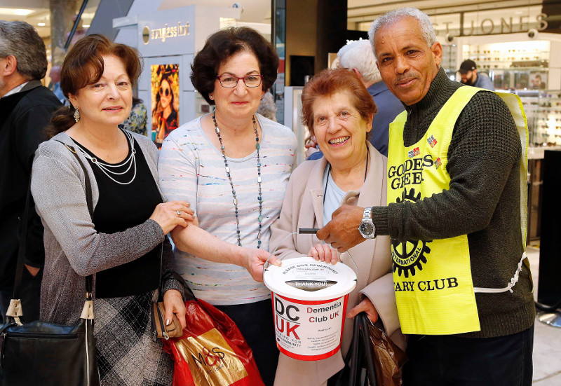 Our star collector Risson with 3 members of the Zemel Choir